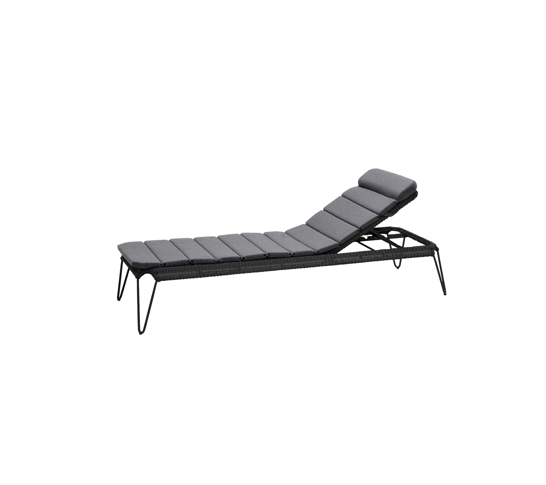 Stilren justerbar loungestol med en slank design, som har en bekväm vadderad yta och en stabil ram.