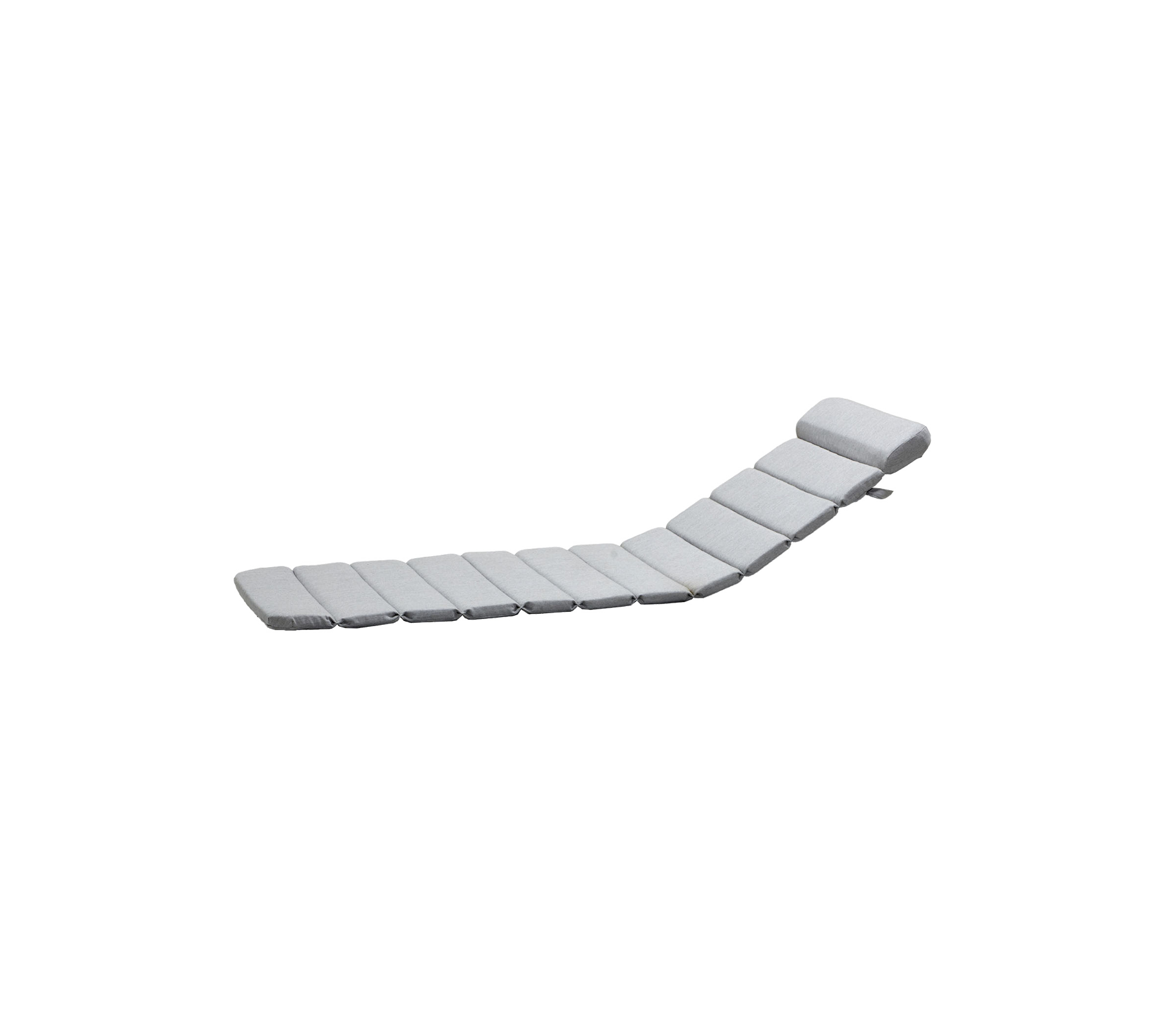 Böjd, vadderad loungestol med flera sektioner för komfort, med en slank design i en ljus färg. Perfekt för avkoppling.