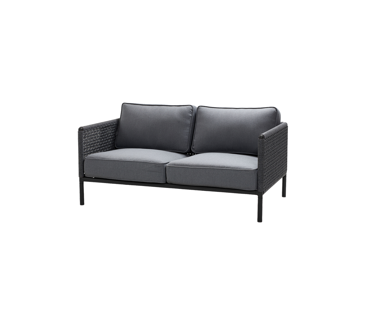 Soffa för två med en slank svart ram och mörkgrå kuddar, designad för komfort och stil. Perfekt för avslappnade sittområden.