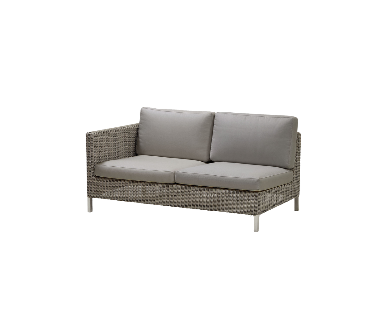 Stilfull soffa med en vävd ram och plyschiga grå kuddar som erbjuder komfort och modern design för sittarrangemang.