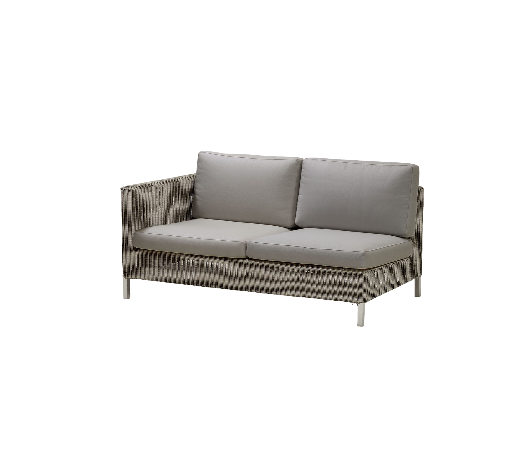 Stilfull soffa med en vävd ram och plyschiga grå kuddar som erbjuder komfort och modern design för sittarrangemang.