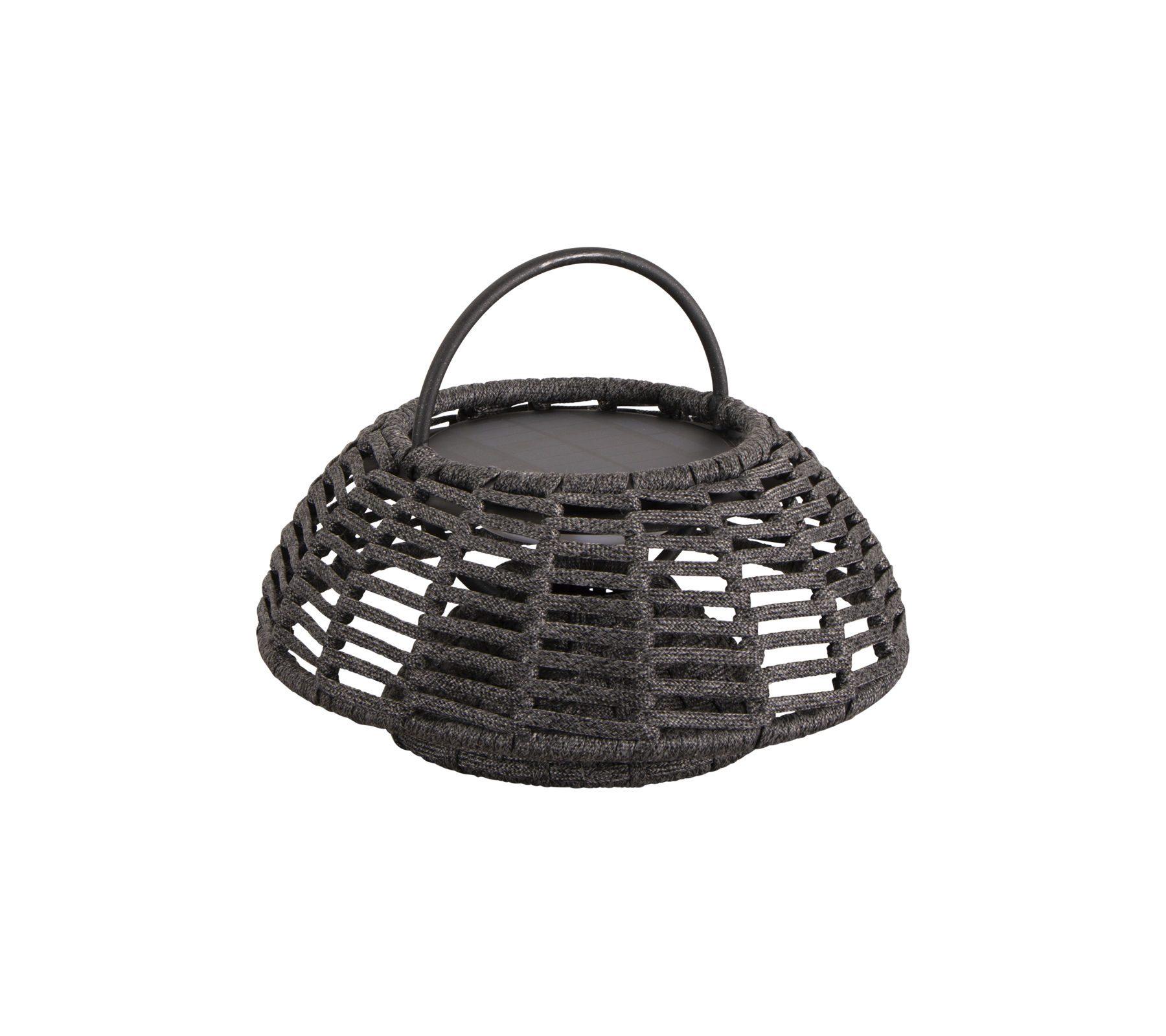 Rund vävd korg med handtag och lock, utformad för förvaring eller visning. Har ett unikt öppet vävmönster.