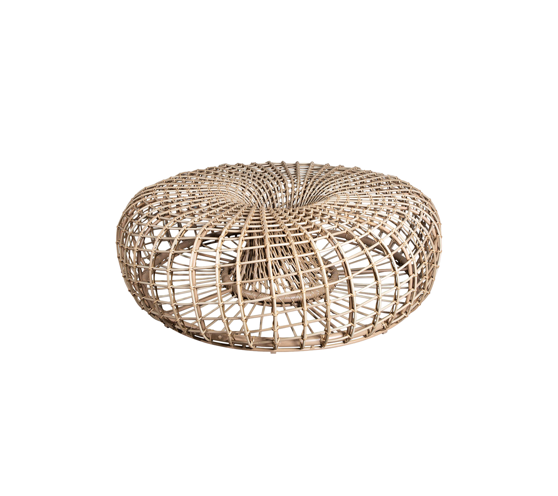 Rund vävd pouf i naturliga fibrer med en texturerad design, perfekt som en mångsidig accentbit för vilket rum som helst.