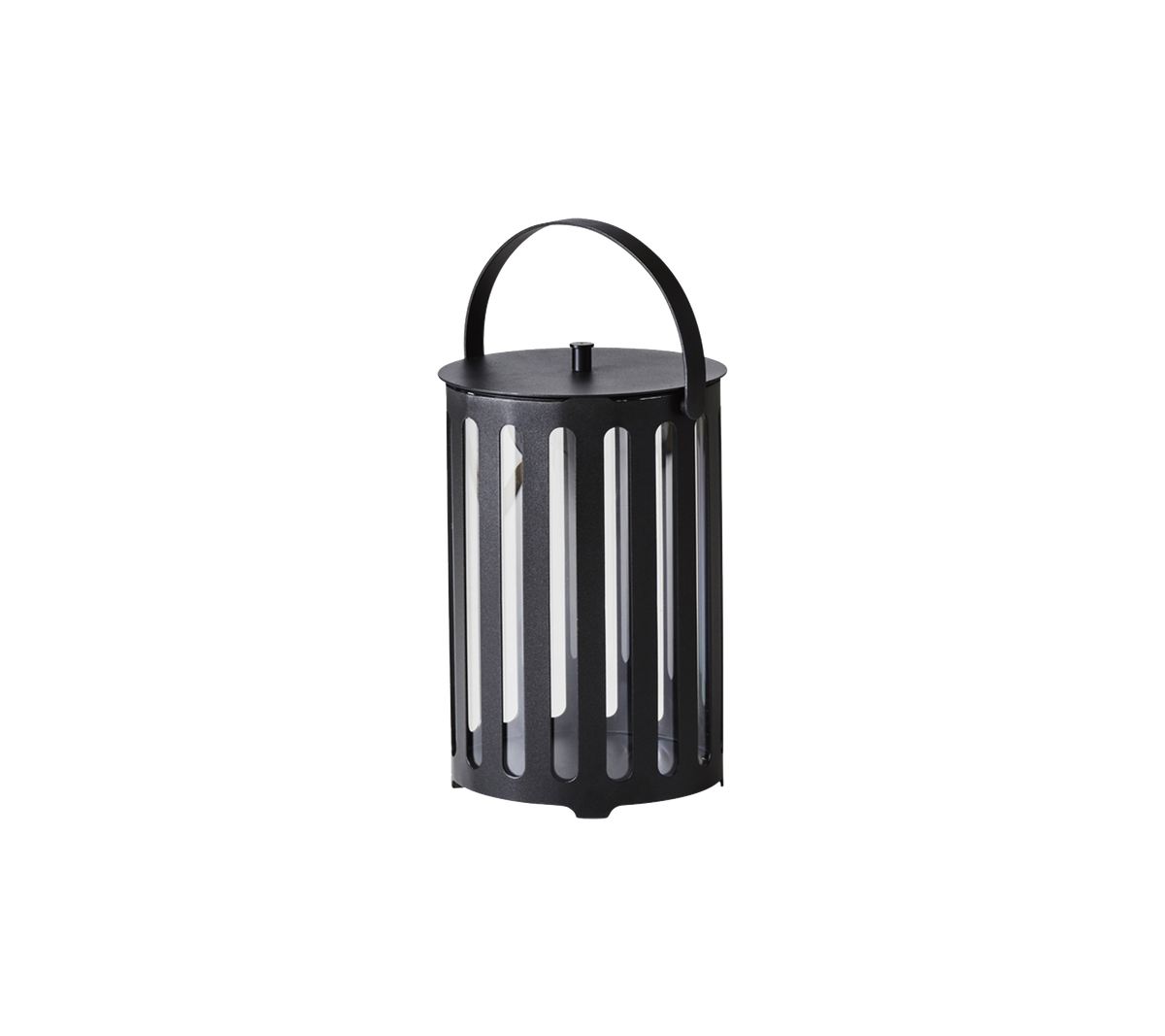 Svart lykta med cylindrisk design, vertikala slitsar och ett handtag för enkel bärning. Lämplig för dekorativ belysning.