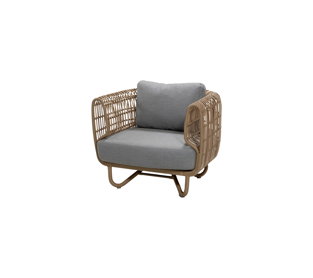Modern stol med naturlig finish och grå kudde.