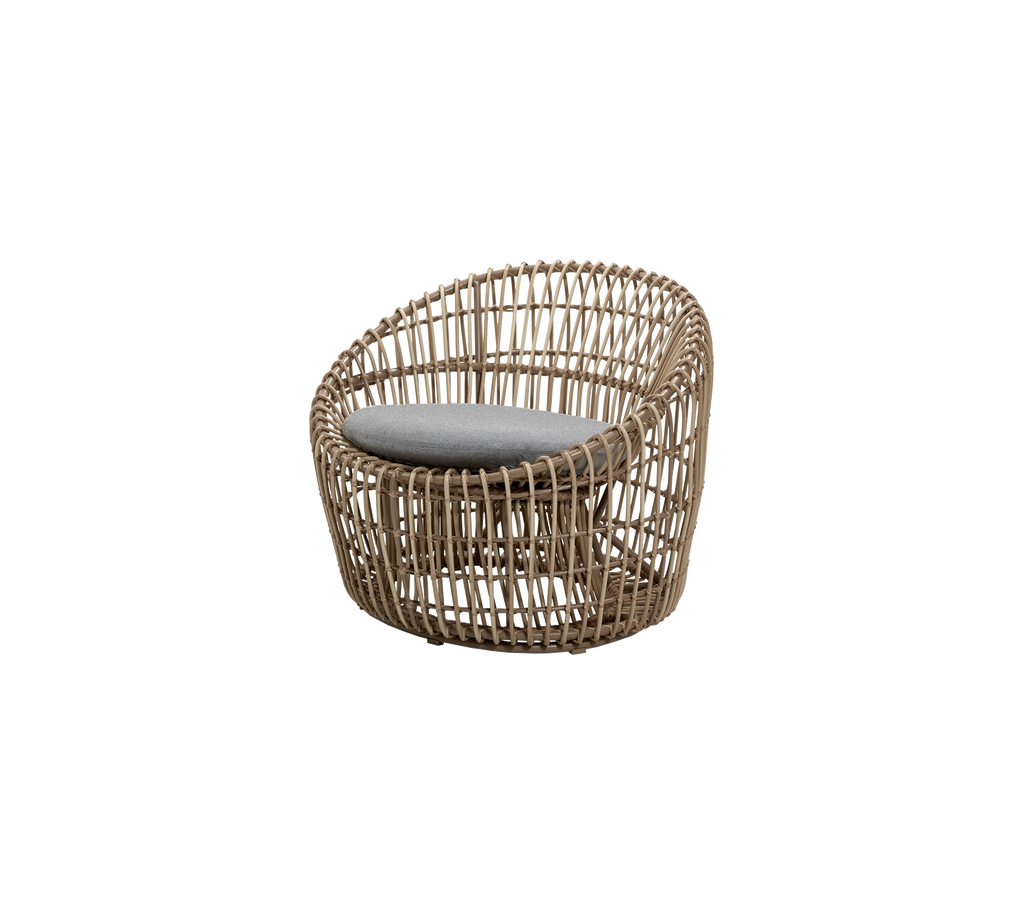 Modern stol med en grå kudde i en ljus, naturlig design.