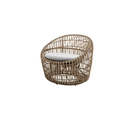 Modern vävd loungestol med rundad design och ett ljust kudde för komfort. Idealiskt för stiligt sittande.