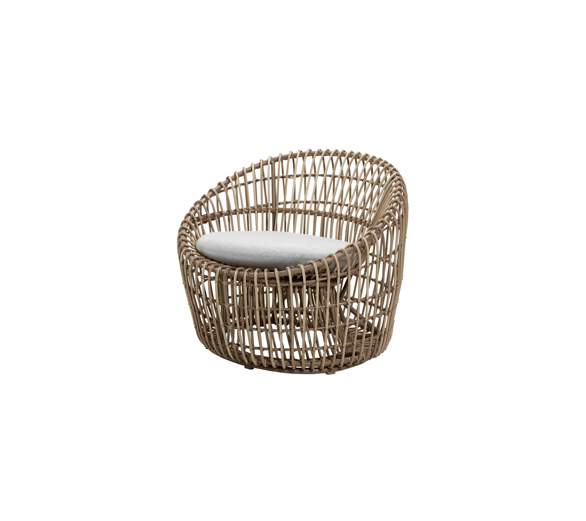 Modern vävd loungestol med rundad design och ett ljust kudde för komfort. Idealiskt för stiligt sittande.