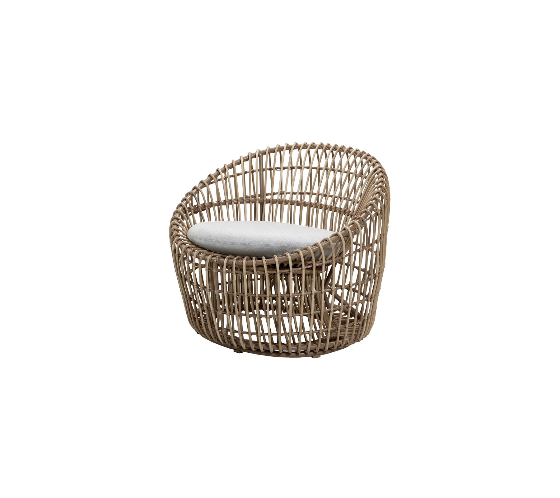 Modern vävd loungestol med rundad design och ett ljust kudde för komfort. Idealiskt för stiligt sittande.
