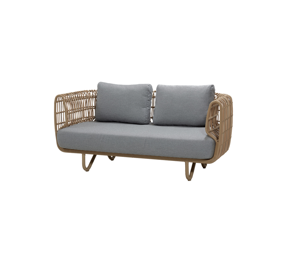 Naturlig soffa med grå kuddar i en modern loungemiljö.