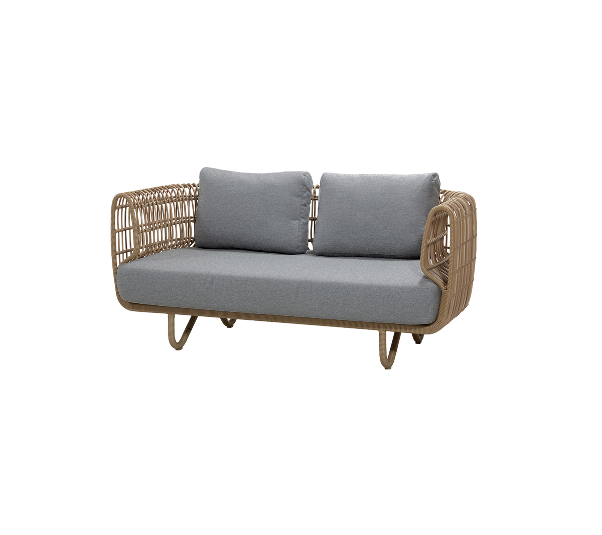 Naturlig soffa med grå kuddar i en modern loungemiljö.