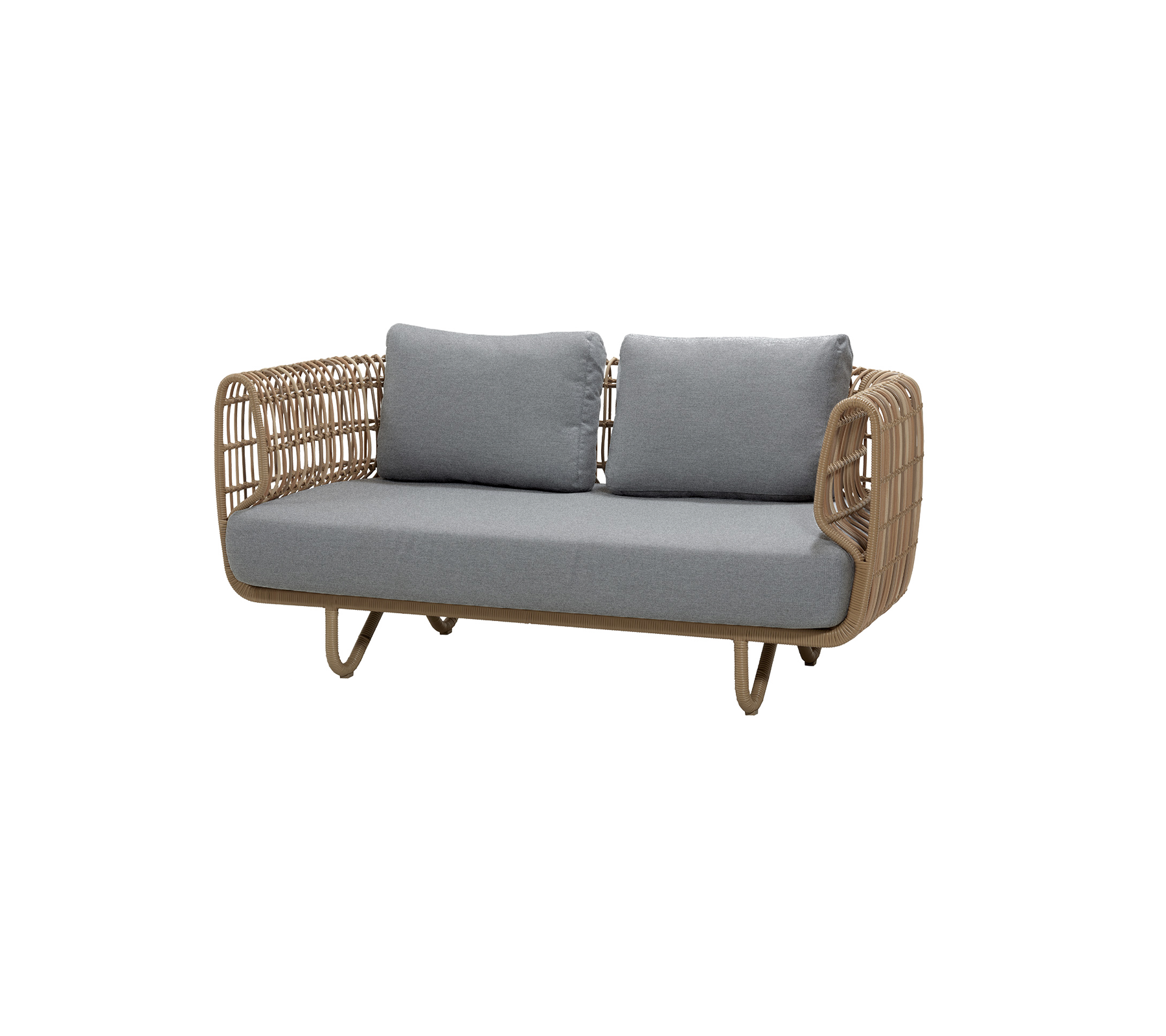 Naturlig soffa med grå kuddar i en modern loungemiljö.