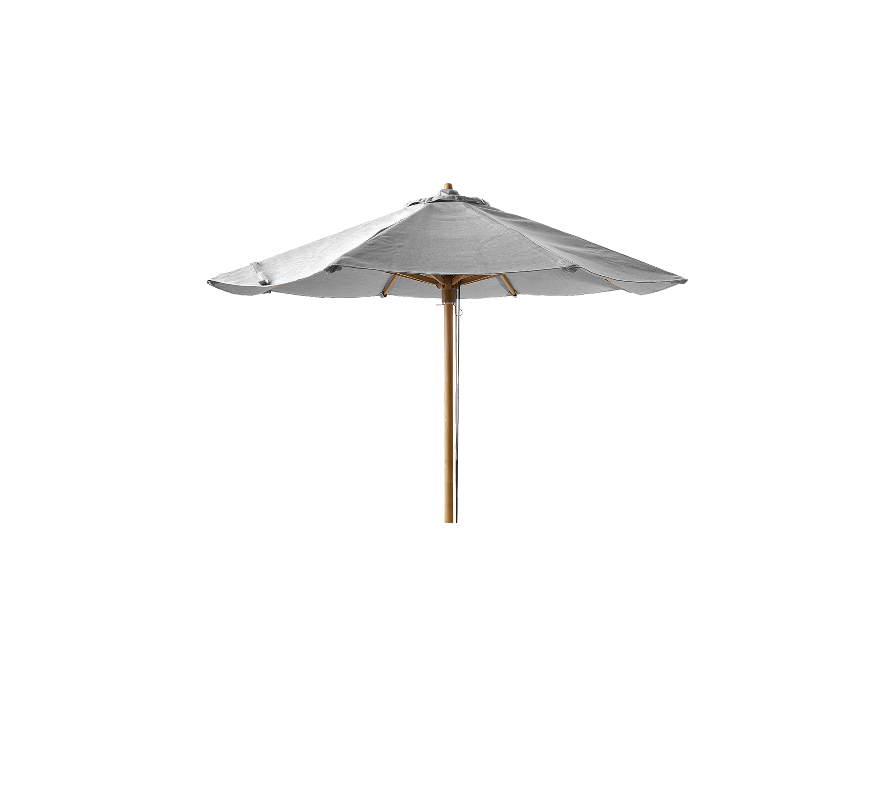 Ett ljust paraply med en trästång, designat för skugga och utomhusavkoppling.