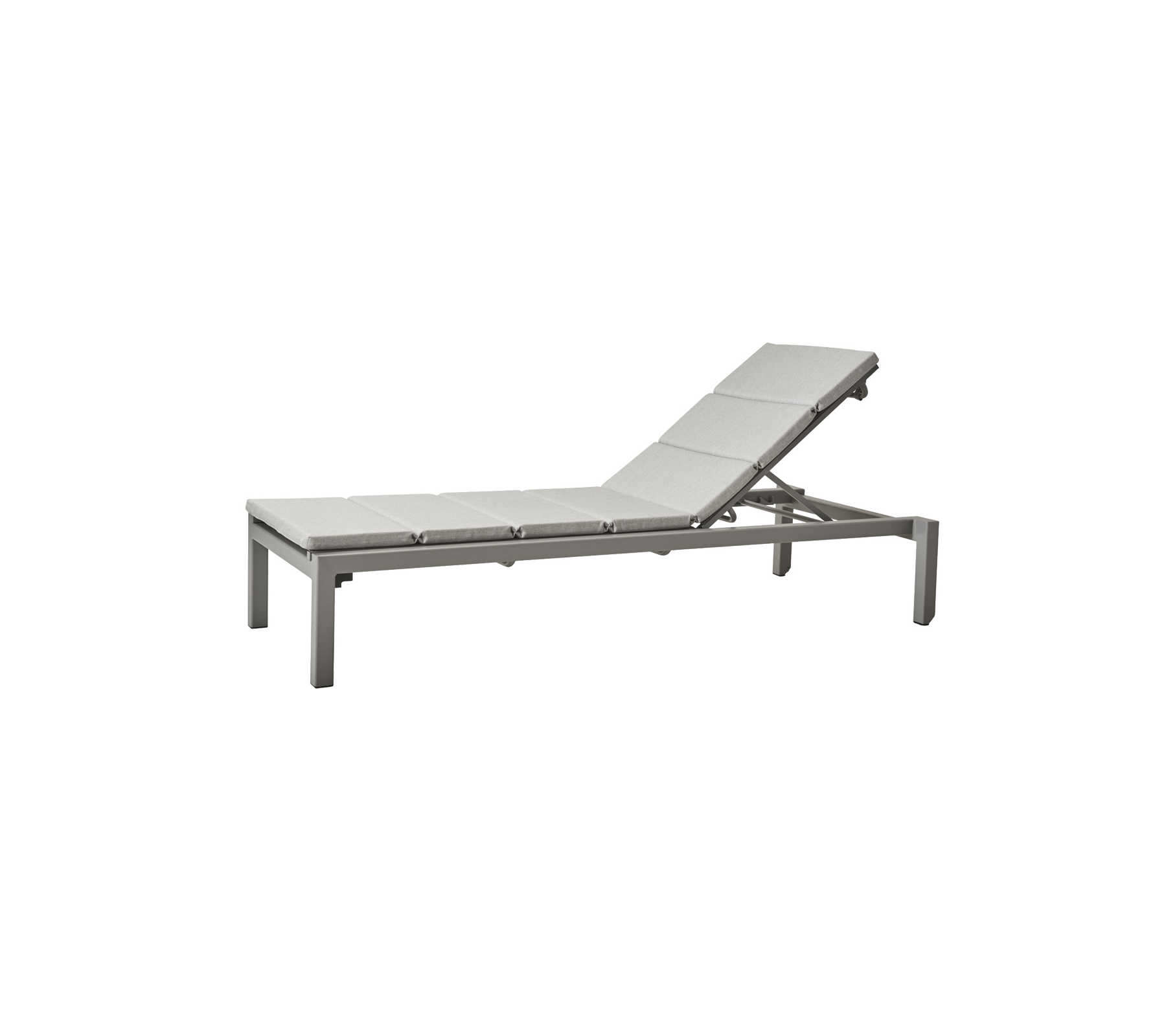 Justerbar chaiselong med en snygg, modern design och vadderade säten för komfort. Ideal för avkoppling.
