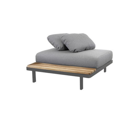 Elegant loungeinredning med en vadderad grå yta och ett träackent, perfekt för avkoppling och komfort.