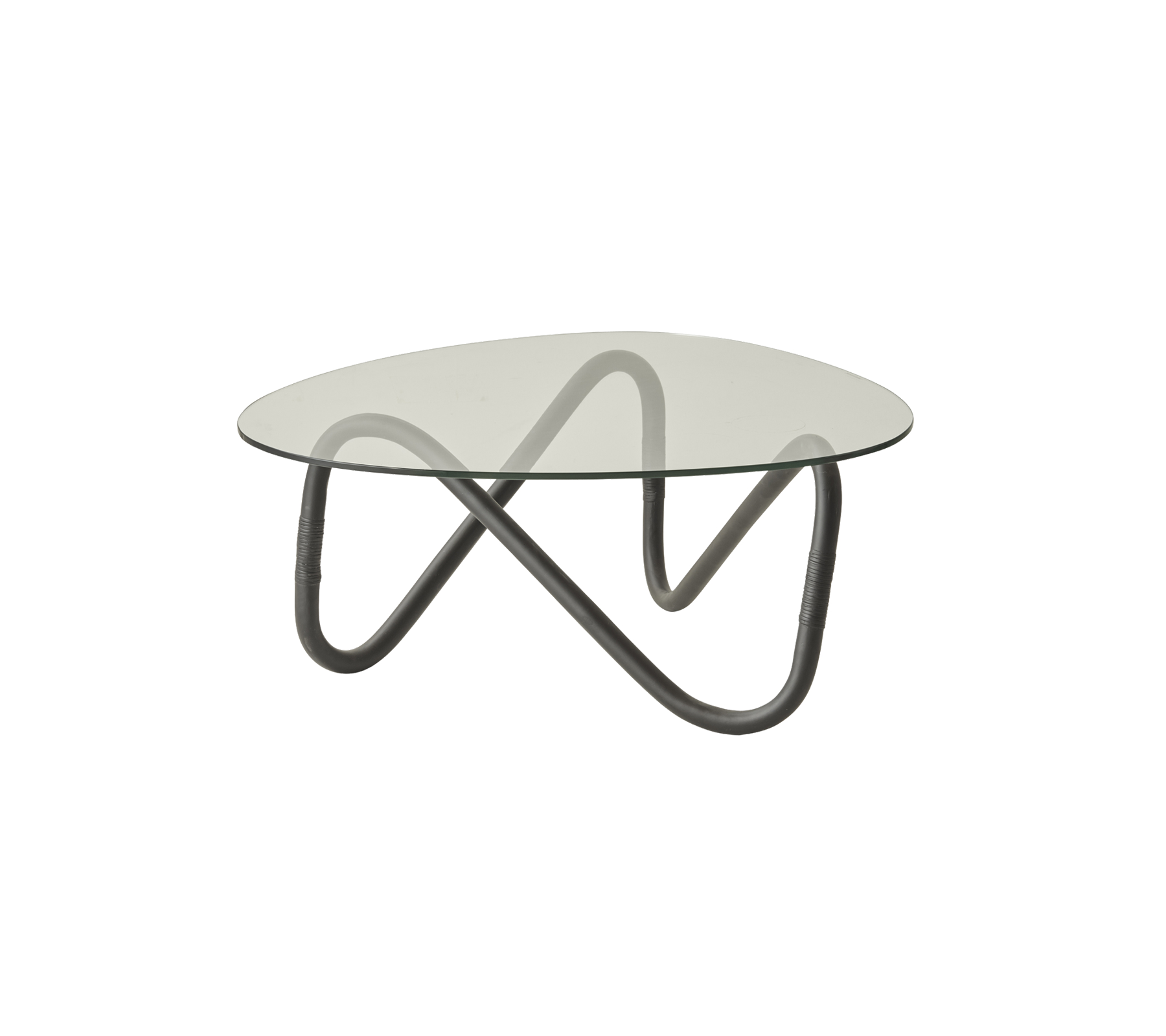 Modernt soffbord med en cirkulär glasplatta och en konstnärlig, vågig metallbasdesign. Perfekt för att ge en samtida känsla till vilket utrymme som helst.