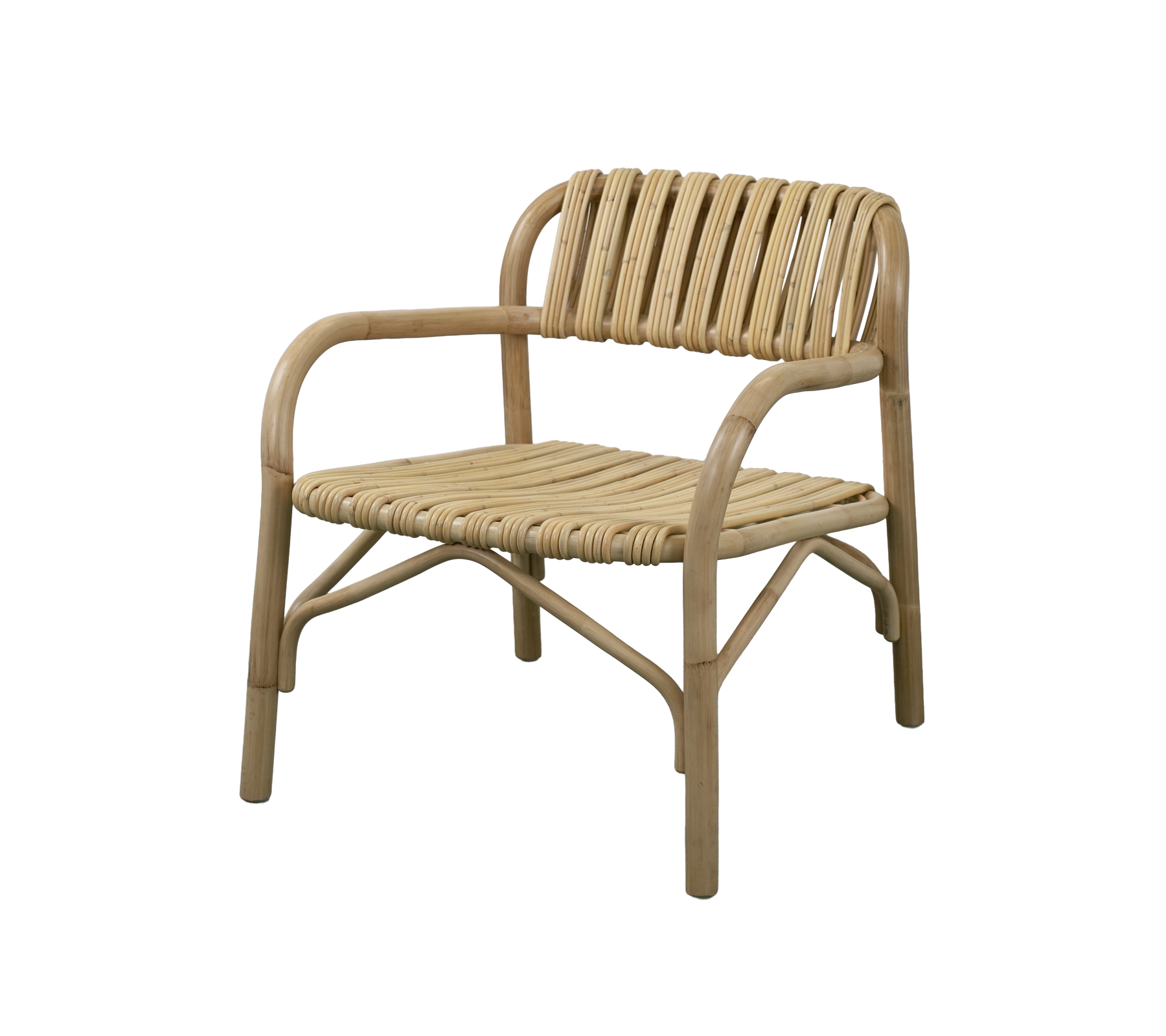 Natural stol med slattedesign och böjda armstöd.