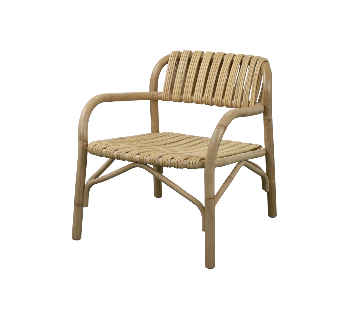 Natural stol med slattedesign och böjda armstöd.