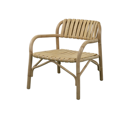 Natural stol med slattedesign och böjda armstöd.