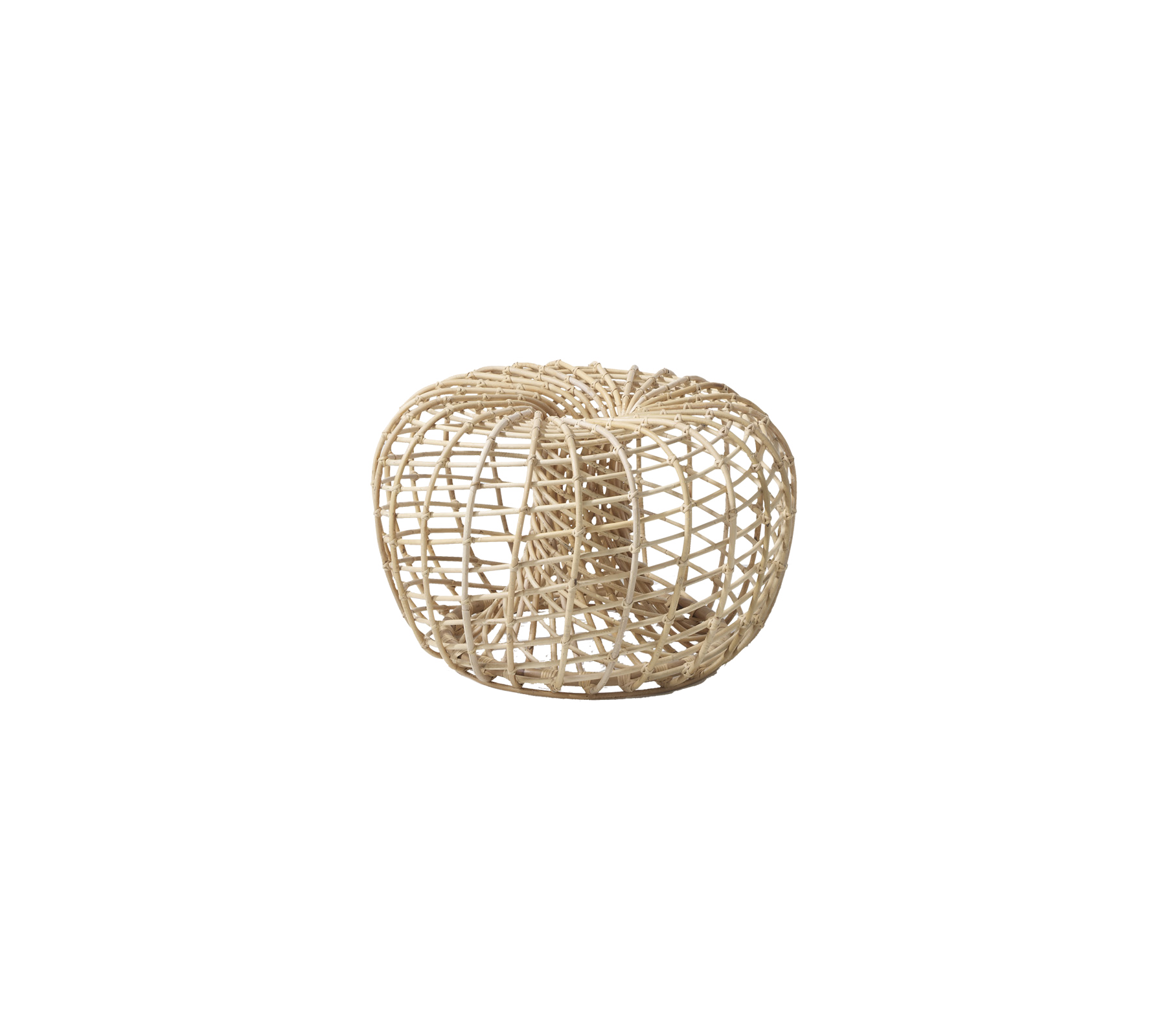 Naturligt vävd korgformad stol med en cirkulär design som visar en öppen, luftig struktur i en ljus nyans. Ideal för mångsidig inredning.