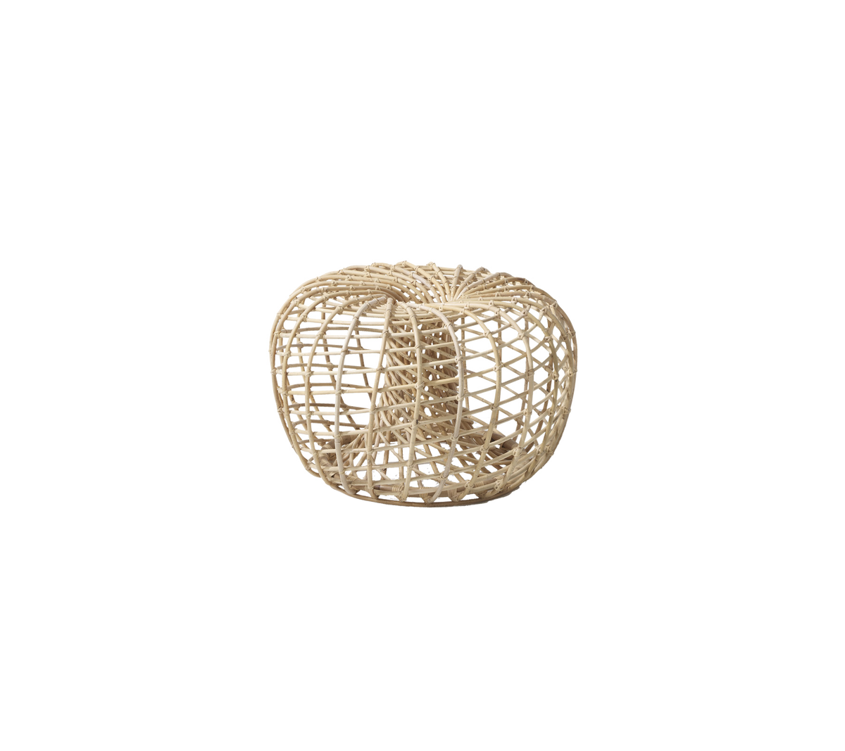 Naturligt vävd korgformad stol med en cirkulär design som visar en öppen, luftig struktur i en ljus nyans. Ideal för mångsidig inredning.