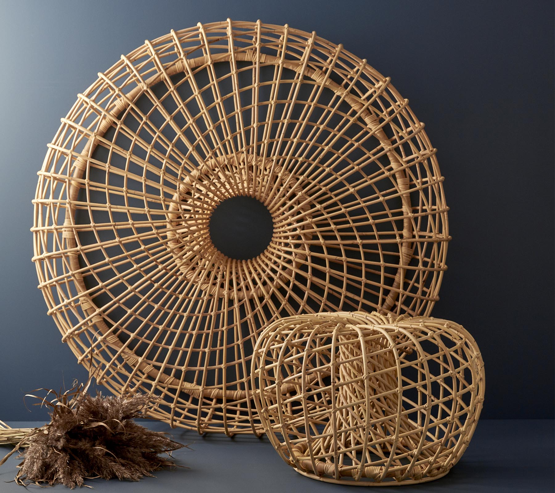 Vävda rottingdekorationer i cirkulär form och kubisk design som visar intrikata mönster och naturliga texturer.
