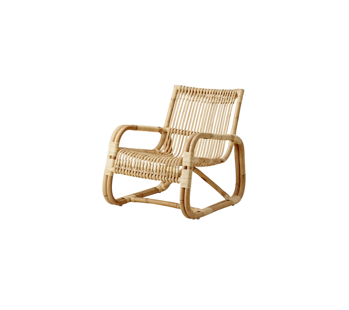 Stilig rottingsstol med modern design, som har en vävd sits och ryggstöd, samt en robust ram för komfort och stöd.