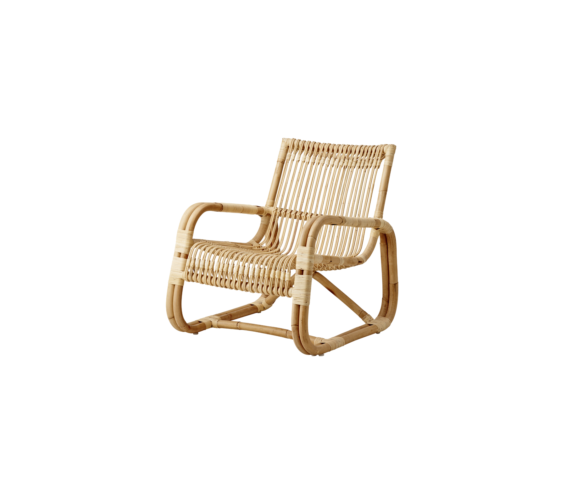 Stilig rottingsstol med modern design, som har en vävd sits och ryggstöd, samt en robust ram för komfort och stöd.