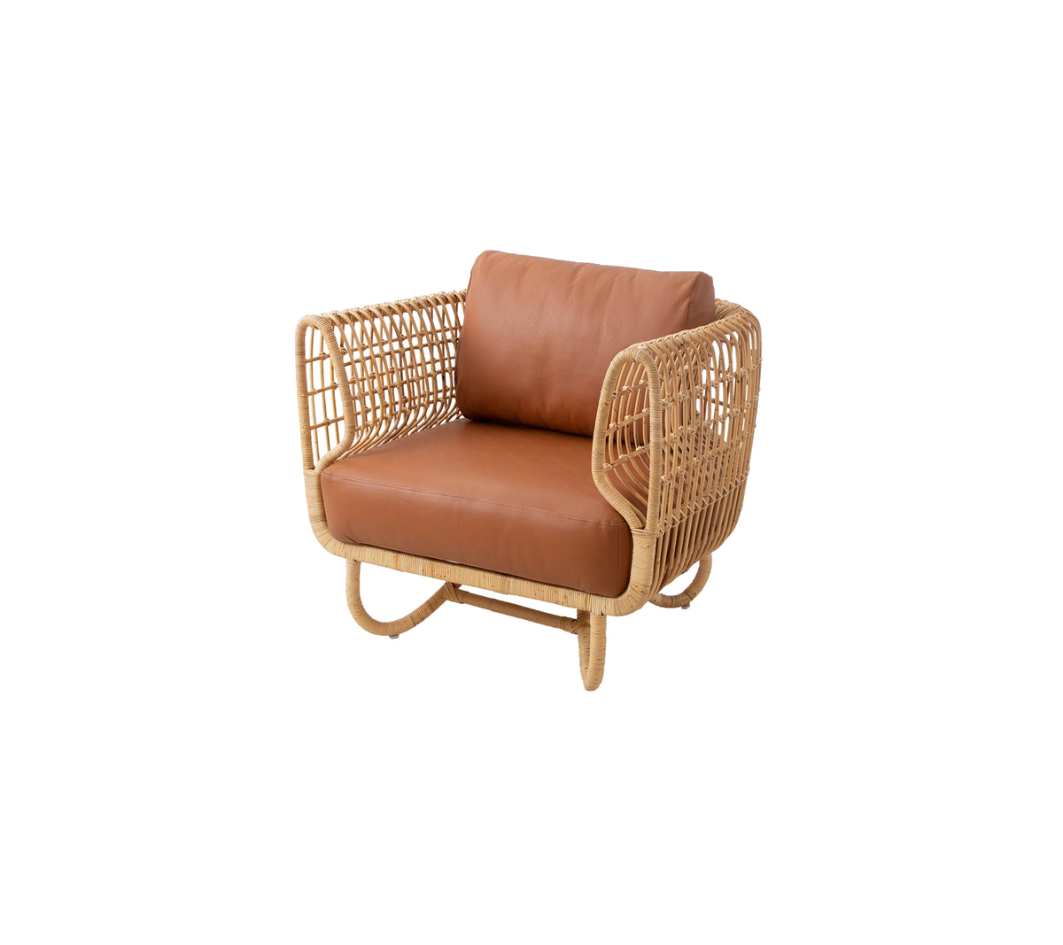 Stilfull fåtölj med rattanram och brun läderkudde som kombinerar komfort och moderna designelement.