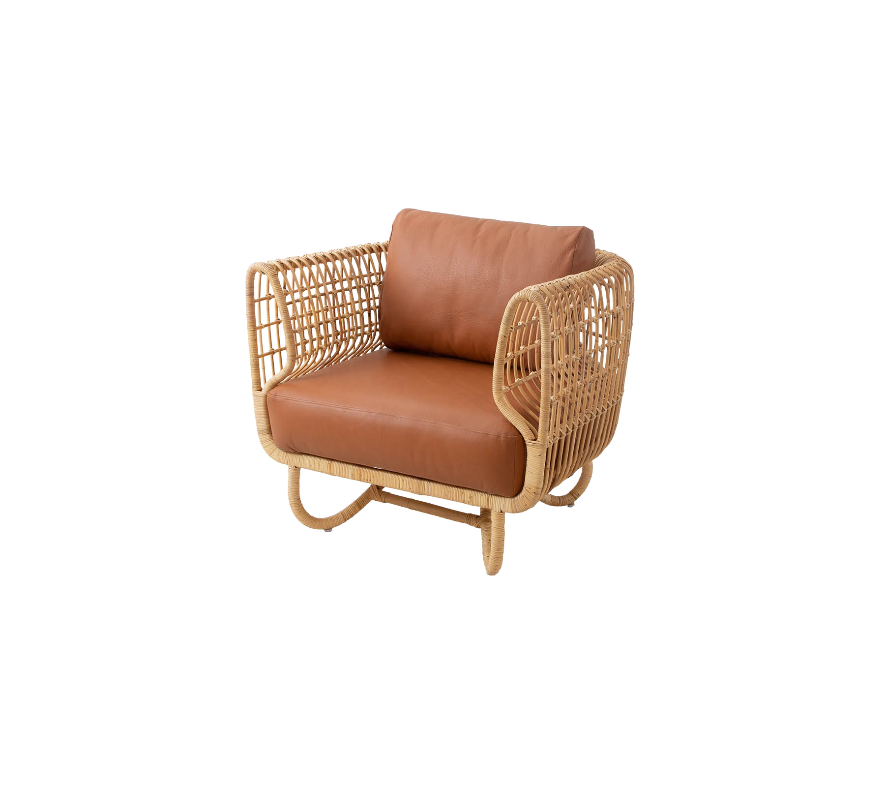 Stilfull fåtölj med rattanram och brun läderkudde som kombinerar komfort och moderna designelement.