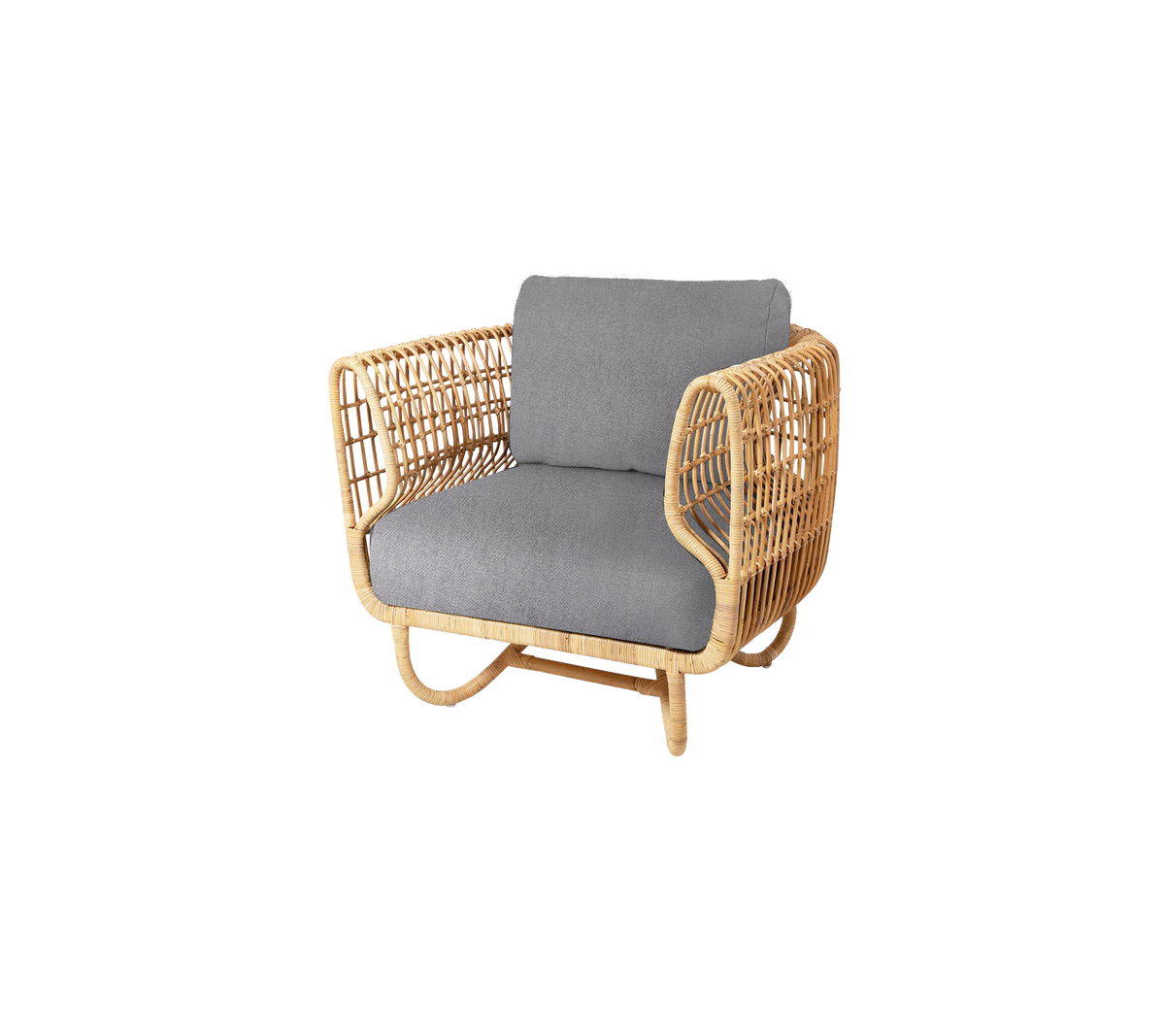 Naturligt vävd fåtölj med en vadderad grå sits, med en elegant och modern design perfekt för stiligt sittande.
