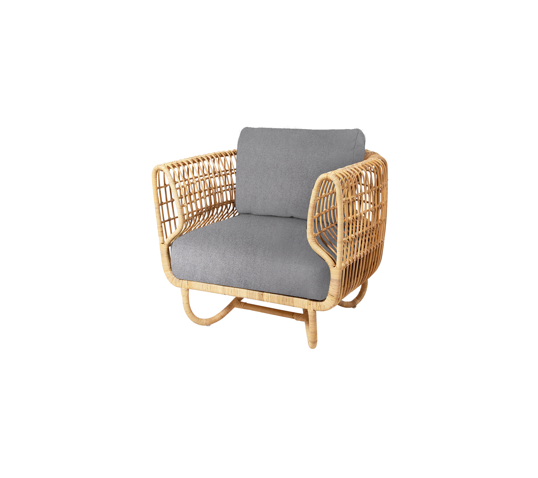 Naturligt vävd fåtölj med en vadderad grå sits, med en elegant och modern design perfekt för stiligt sittande.