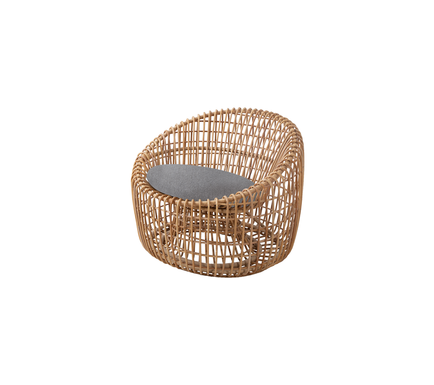 En rund korgstol med vadderad sits för komfort, designad med en naturlig finish och en modern estetik.