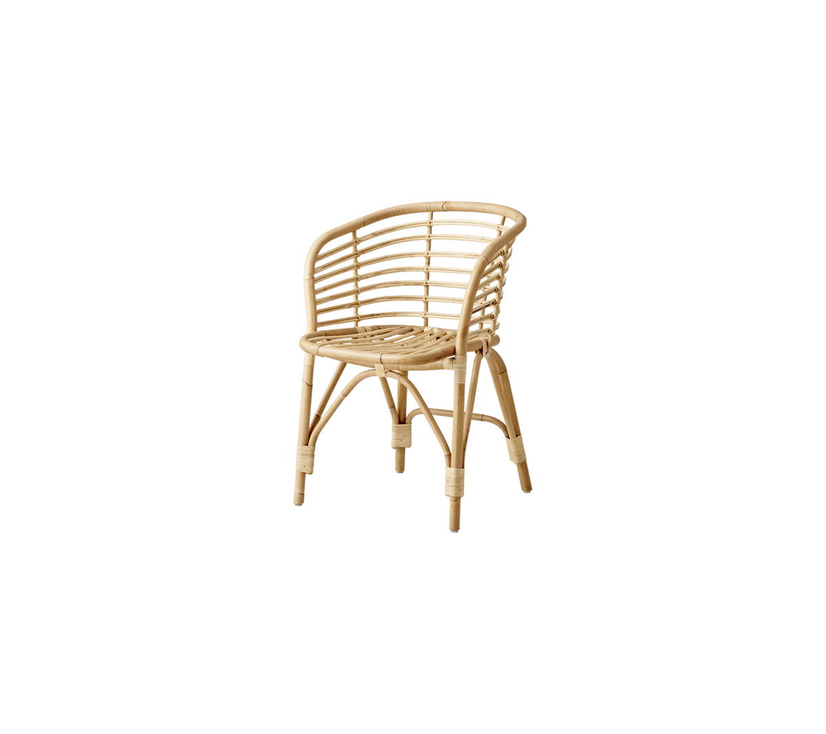 Naturlig rottingsfåtölj med en böjd design och vävda mönster som visar en lätt, luftig look som passar för olika miljöer.