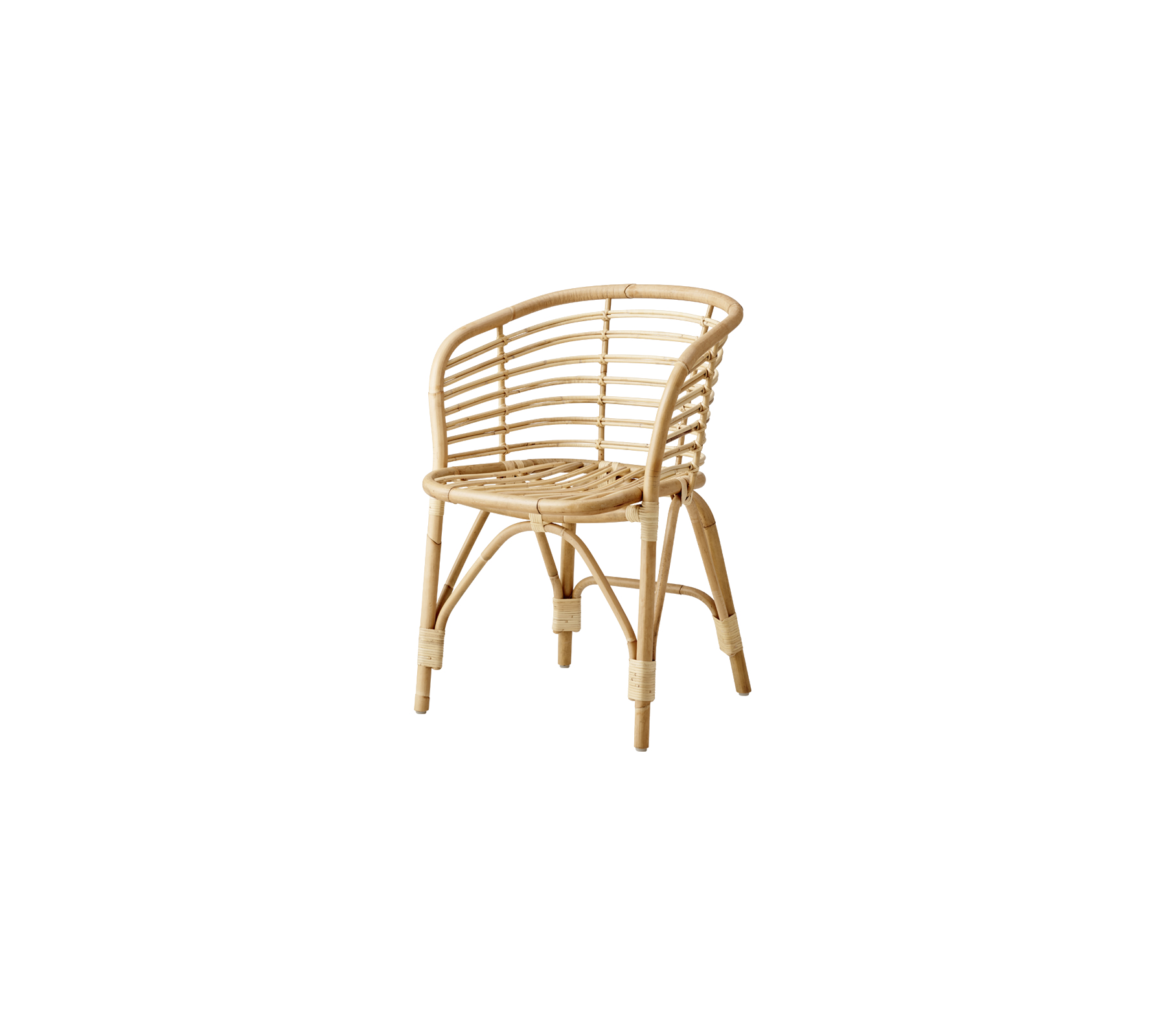 Naturlig rottingsfåtölj med en böjd design och vävda mönster som visar en lätt, luftig look som passar för olika miljöer.