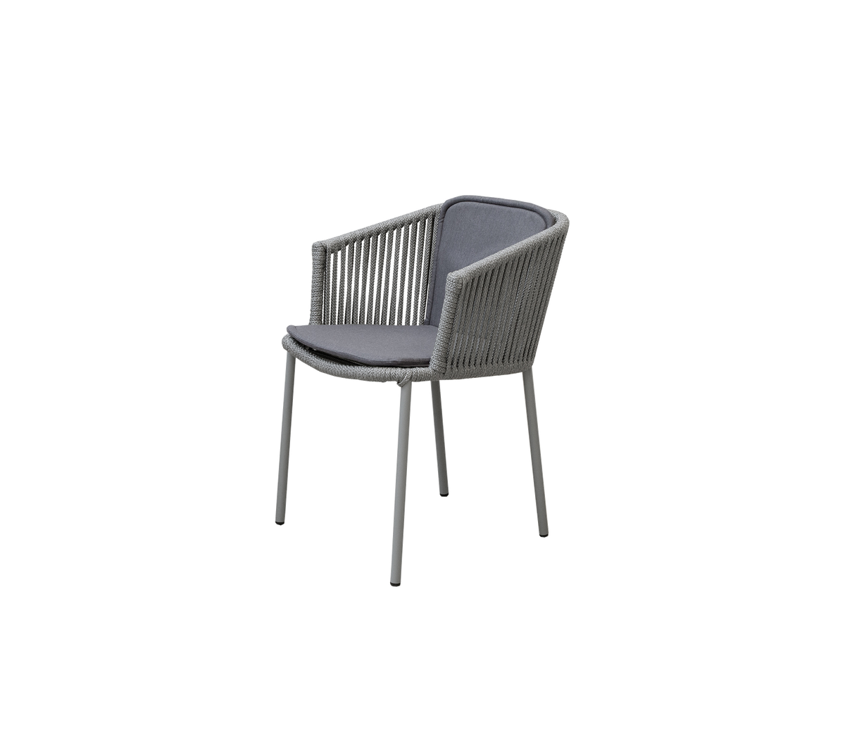 Stilfylld stol med modern design som har vävda detaljer och en bekväm stoppad sits i en neutral färg.