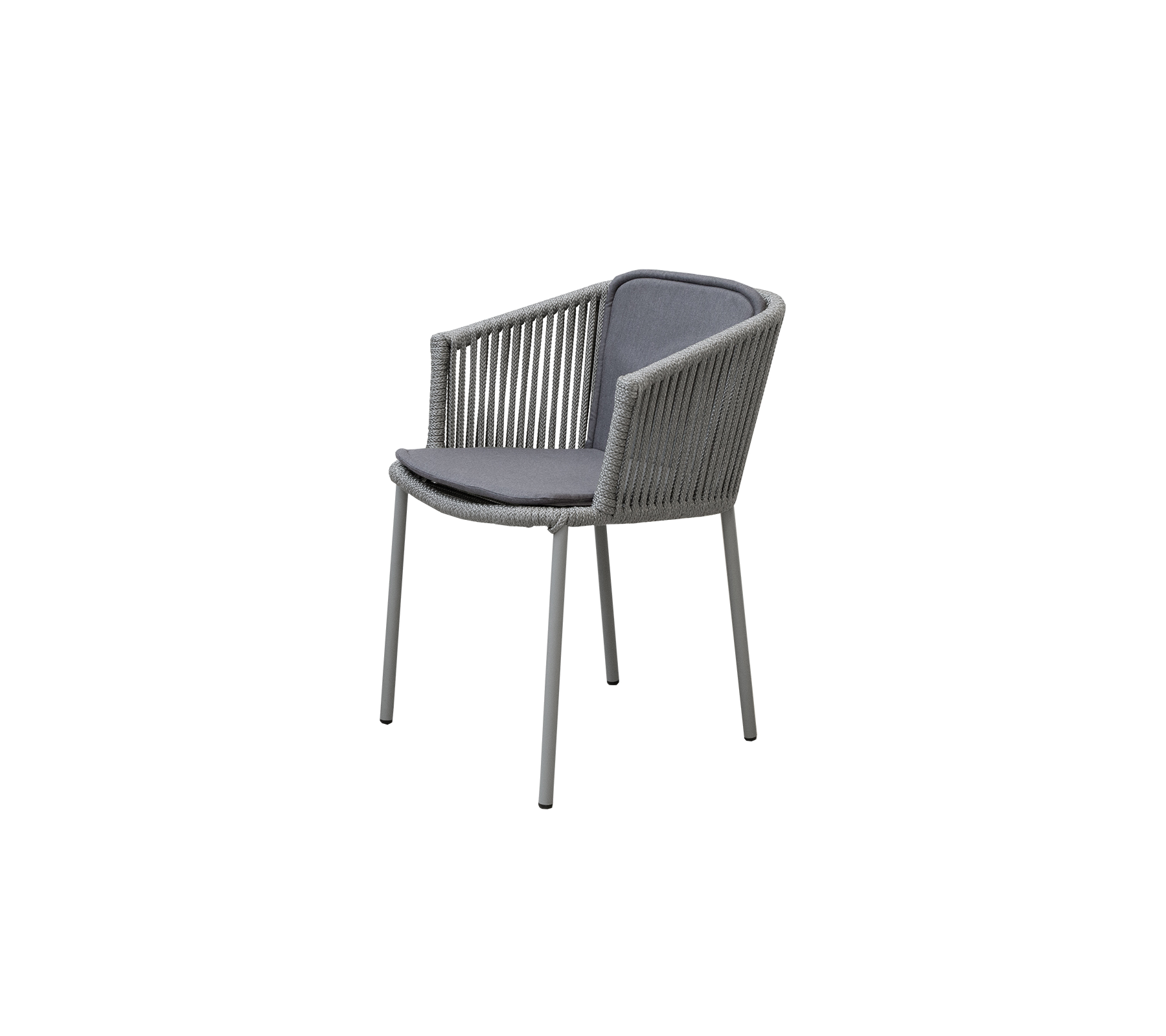 Stilfylld stol med modern design som har vävda detaljer och en bekväm stoppad sits i en neutral färg.