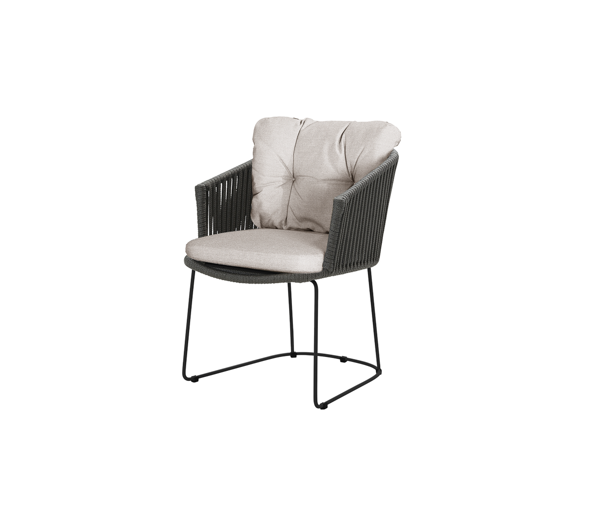 En bekväm stol med en mjuk, stoppad sittdel och ryggstöd, som har en stilren vävd design och en stabil ram.