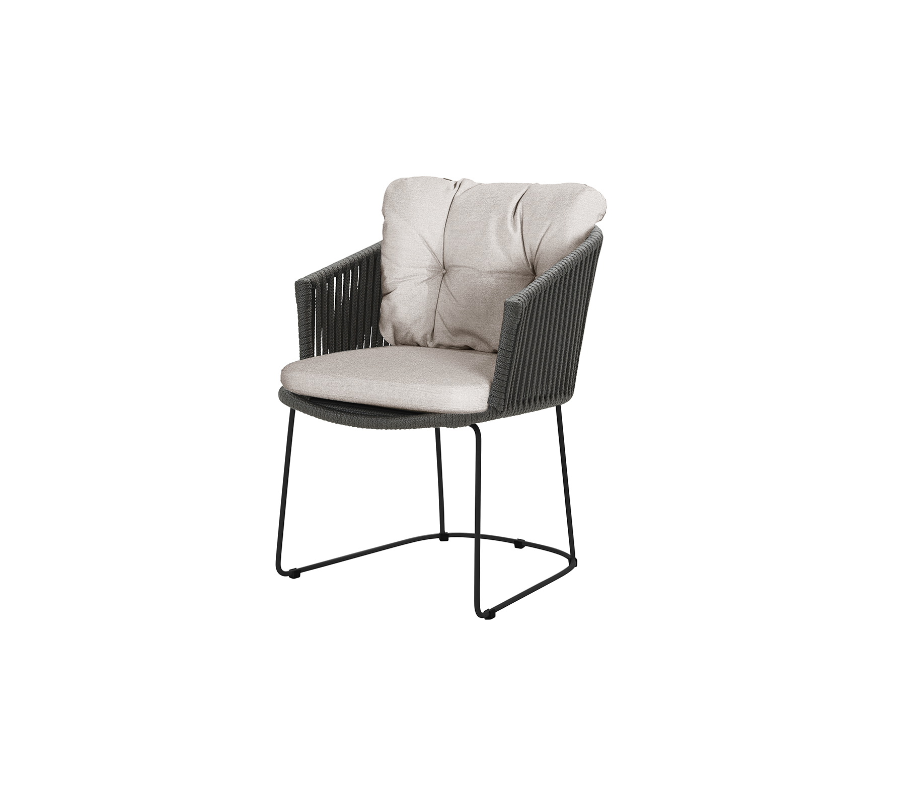 En bekväm stol med en mjuk, stoppad sittdel och ryggstöd, som har en stilren vävd design och en stabil ram.