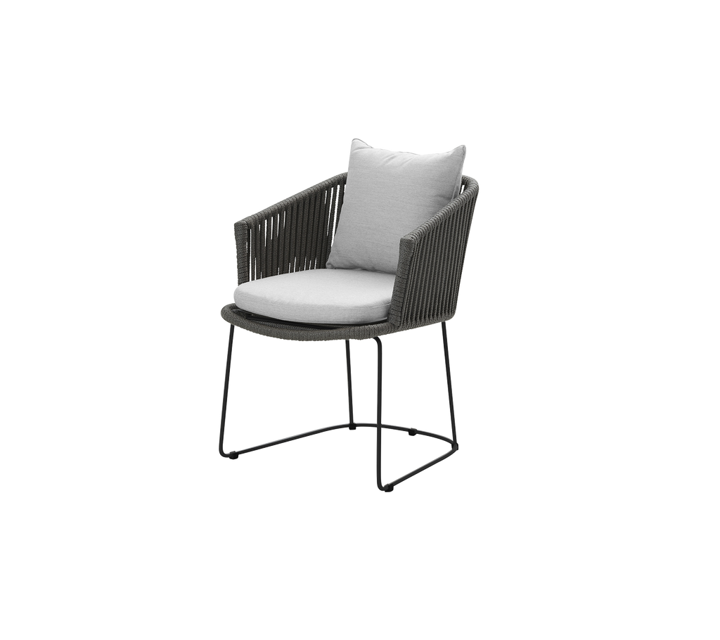 Modern utomhusstol med en mörk ram, som har en bekväm ljusgrå kudde och en stilren design. Perfekt för uteplatser eller trädgårdar.