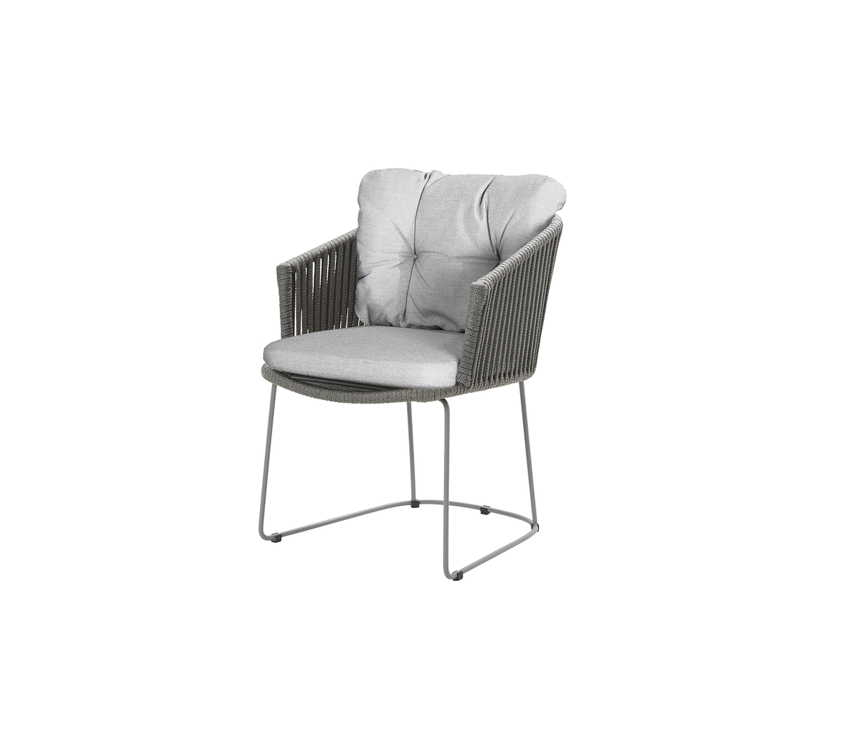 Stilig fåtölj med en plyschgrå kudde och en modern design med vävda detaljer och en slank metallram.