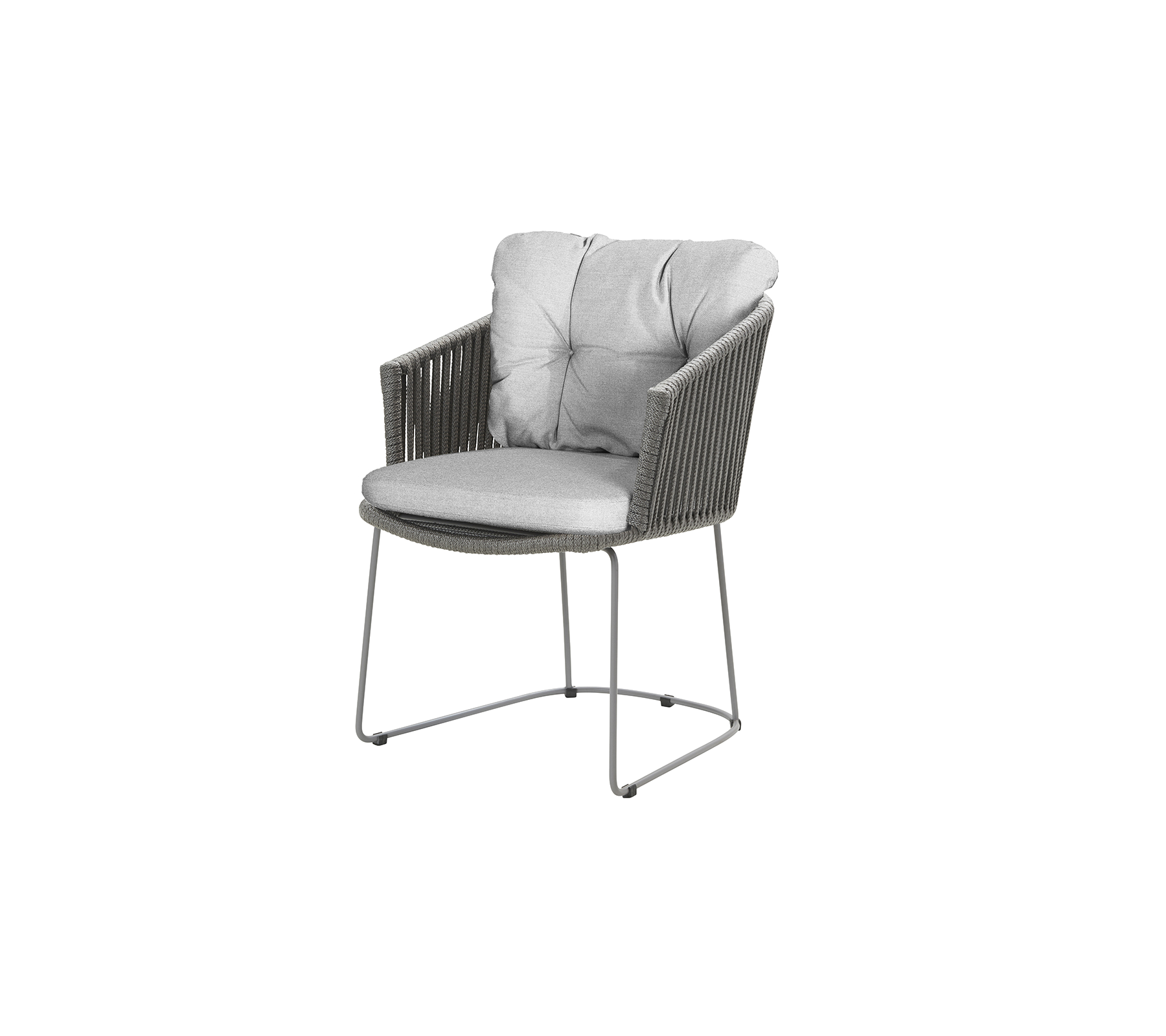 Stilig fåtölj med en plyschgrå kudde och en modern design med vävda detaljer och en slank metallram.