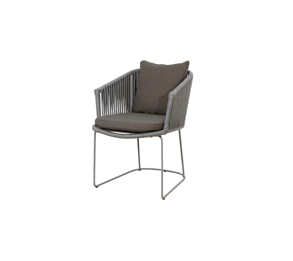 Stilren stol med en grå vävd design och en stoppad sits, ideal för inomhus- eller utomhusbruk. Modellnummer: 7441ROG, 7441YN145.