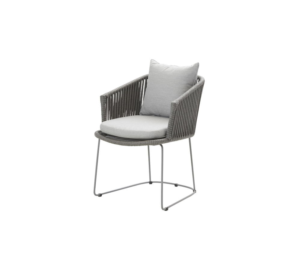 Modern stol med en grå vävd design, runt sittkudde och en ljusgrå ryggkudde, lämplig för inomhus- eller utomhusbruk.