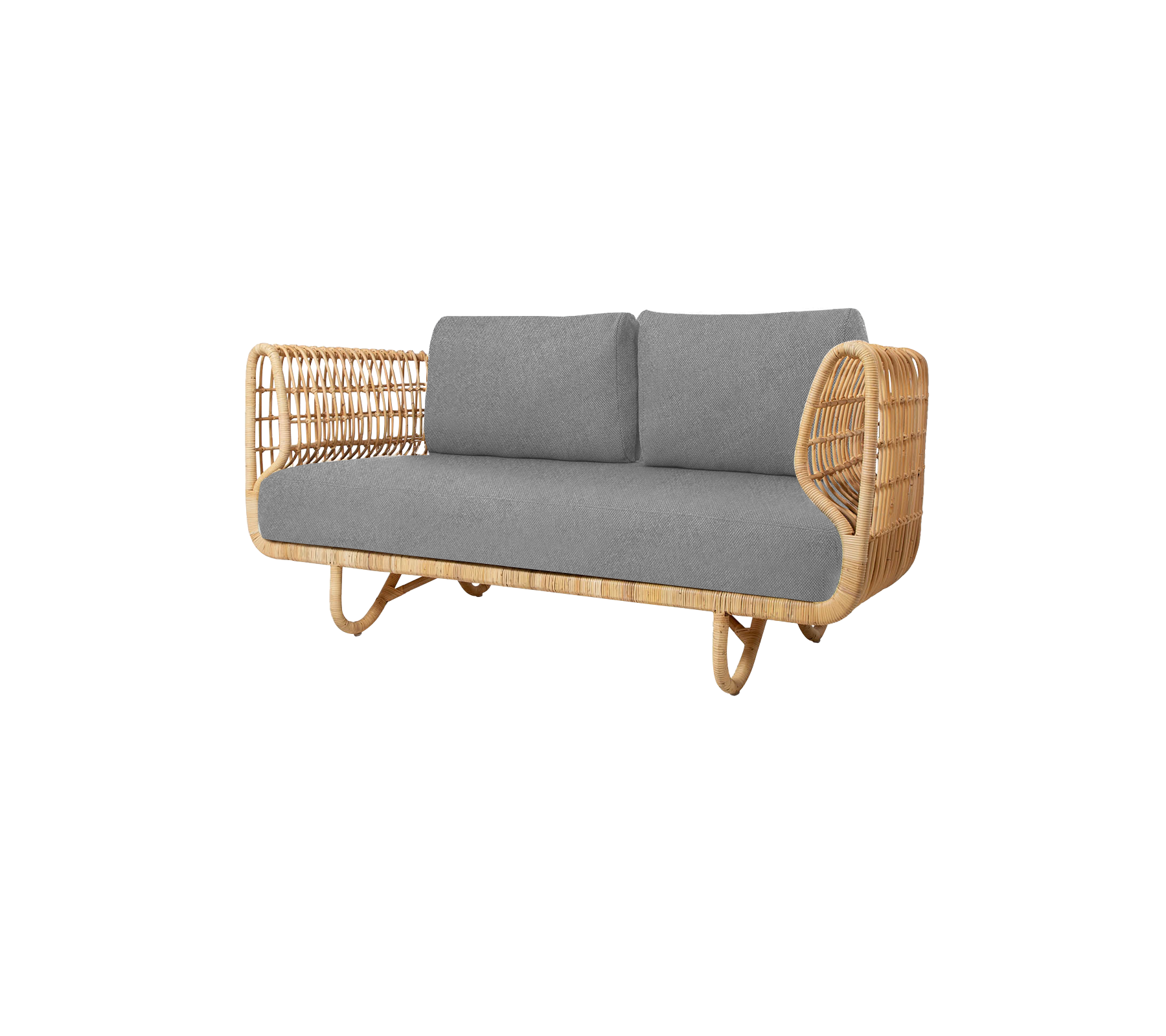 En stilren tvåsitssoffa med en ram av naturlig rotting och mjuka grå kuddar för bekväm sittning.