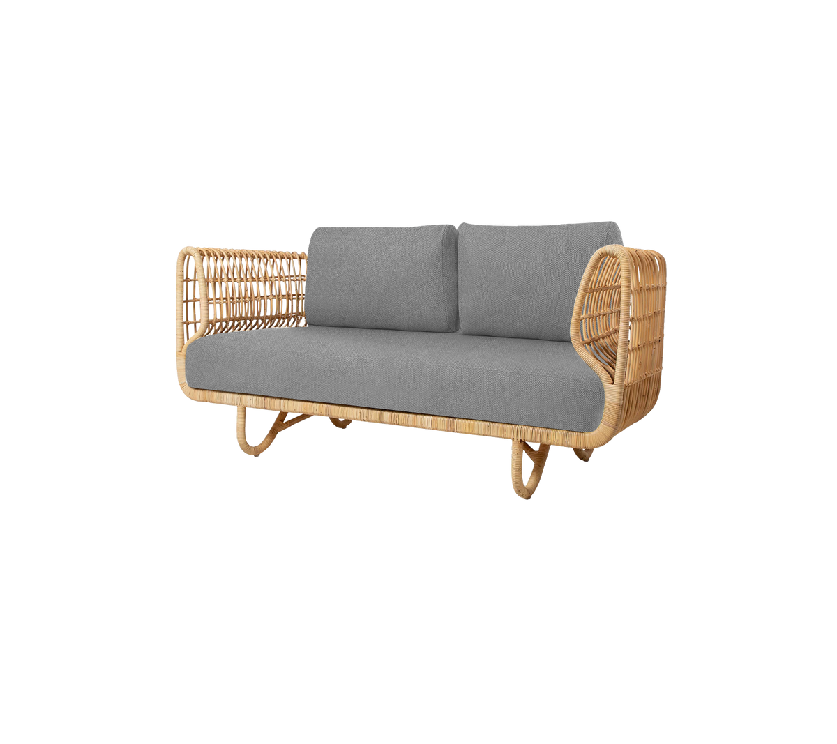 En stilren tvåsitssoffa med en ram av naturlig rotting och mjuka grå kuddar för bekväm sittning.