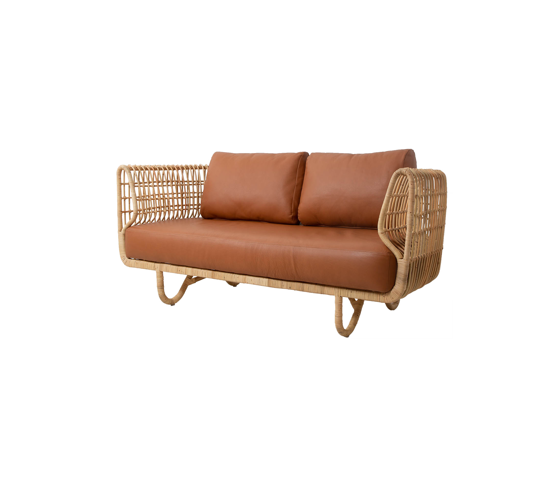 Stilsoffa med en naturligt vävd ram och plädiga bruna kuddar, perfekt för mysig sittning.