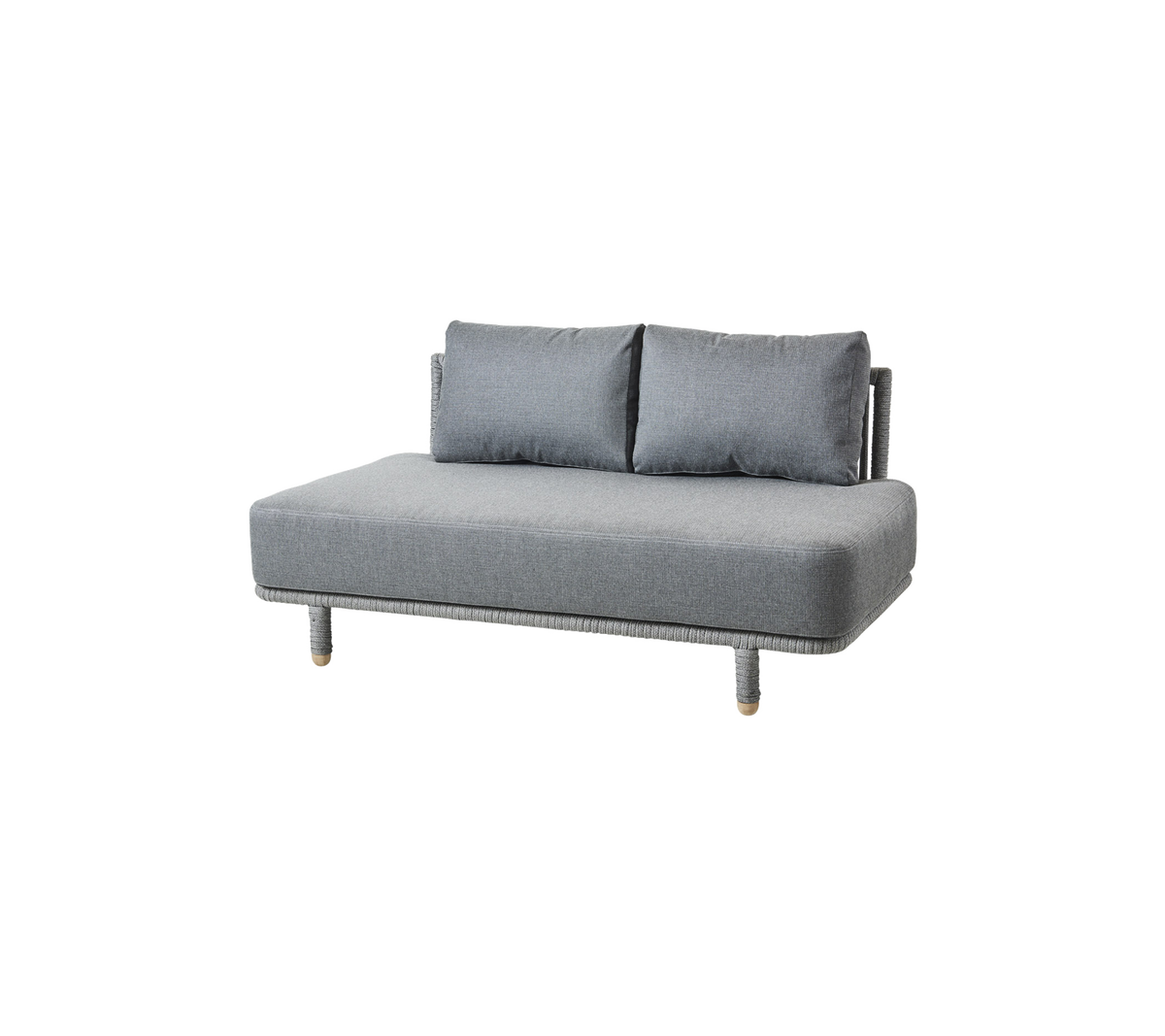 Grå soffa med två kuddar och ben i trä, designad för komfort och modern inredning.