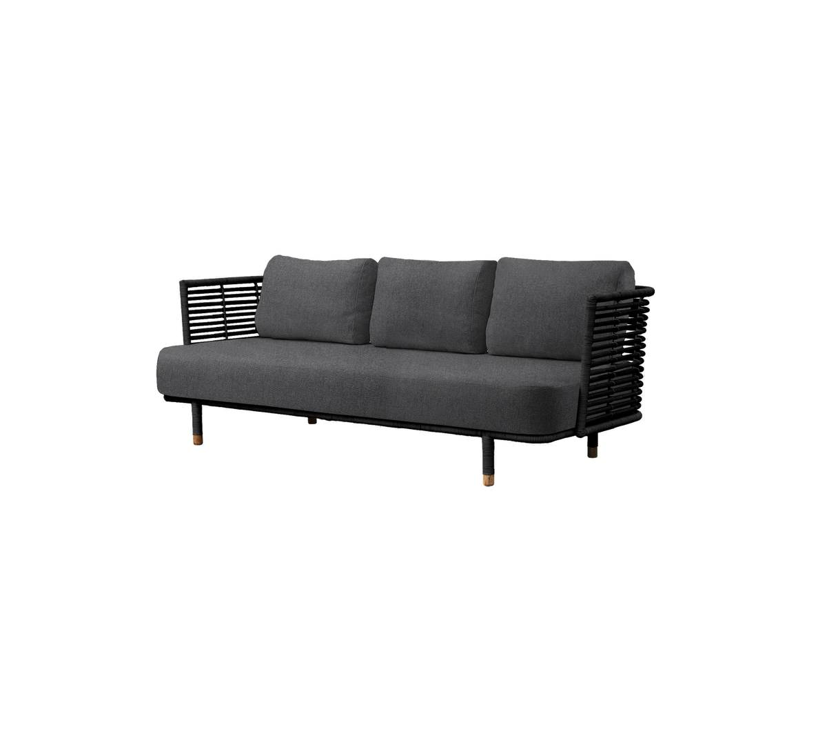 Modern grå soffa med tre mjuka kuddar och en snygg svart vävd ram, perfekt för modern inredning.