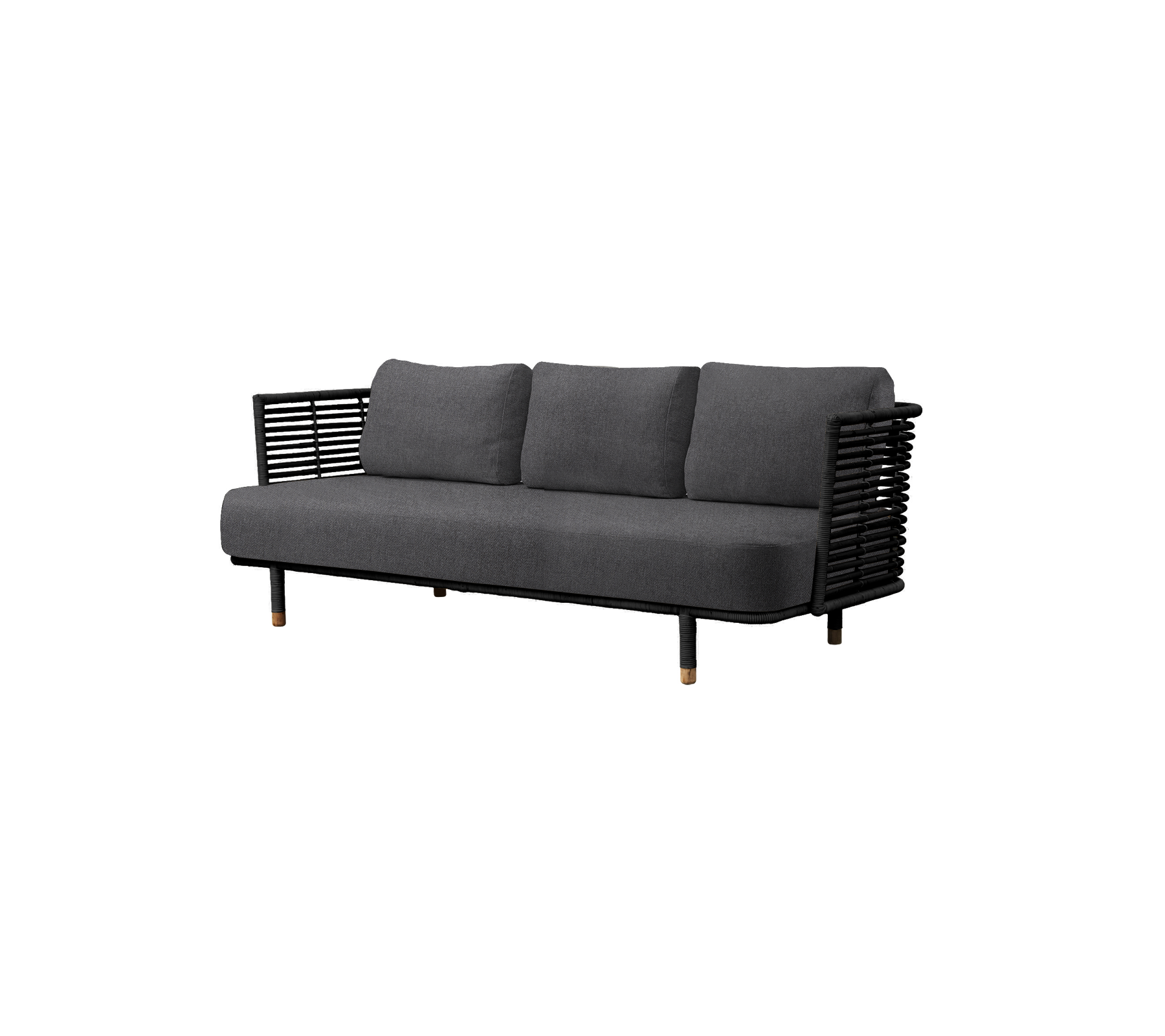 Modern grå soffa med tre mjuka kuddar och en snygg svart vävd ram, perfekt för modern inredning.
